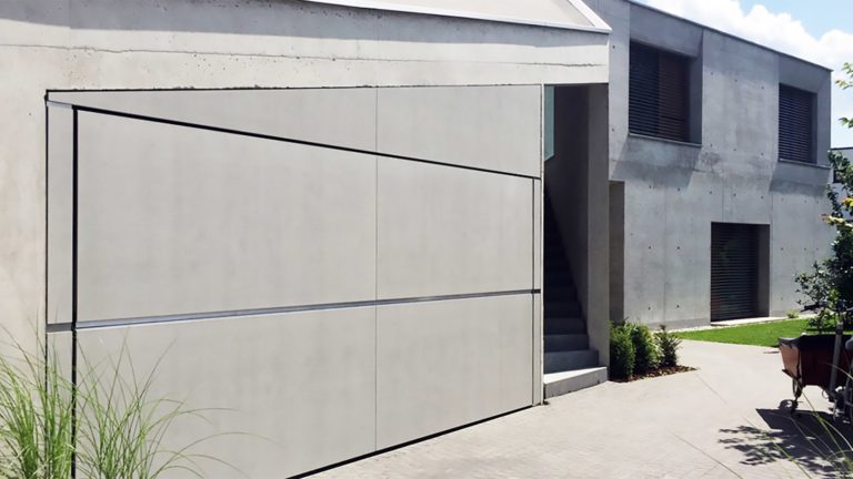 Door of the month October 2020Location: GräfelfingProduct: Overhead door HTWidth: 5600 mmHeight: 2500 mmSurface: IMI concrete façade panel durableColour: Vintage standard/Decor 224 EBpecial feature: Concrete lookArchitect: Pool Leber Architekten