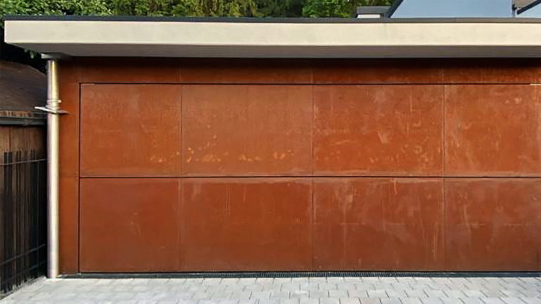 Door of the month December 2020Location: Dießen am AmmerseeProduct: Overhead door HTWidth: 5850 mmHeight: 2350 mmSurface: on site